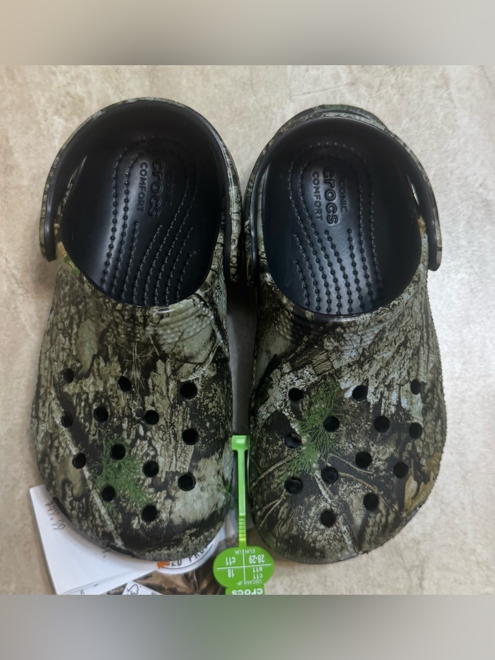 Crocs Kids' Realtree APX Classic Clog - Picture 3 of 9